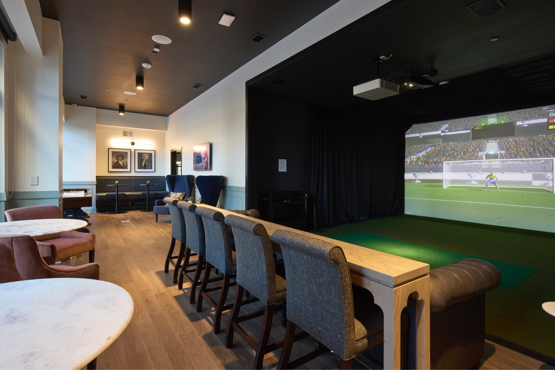 Practice your golf swing in our exclusive social lounge